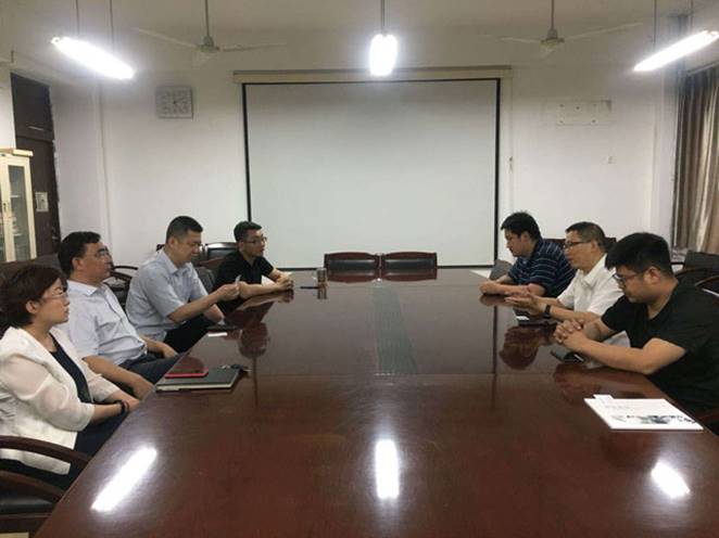 裝飾公司總工姜樹仁及設計所負責人與山東建筑大學藝術(shù)學院院長（左起）薛院長，副院長陳院長，藝術(shù)學院黨委書記倪院長，黨委副書記李院長。召開校企聯(lián)合交流會。