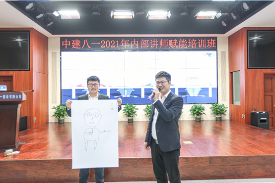 穿著西裝筆挺的男子與配字
描述已自動生成,人們站在房間里
描述已自動生成