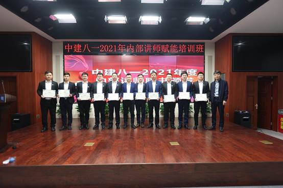 一群人在餐廳里站著
中度可信度描述已自動生成